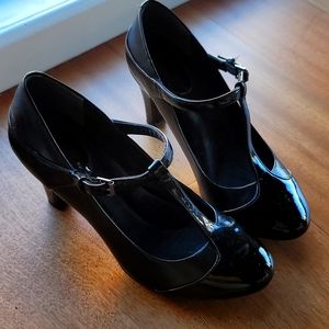 Giani Bernini Vineza Leather Cap Toe T-Strap Black Pumps